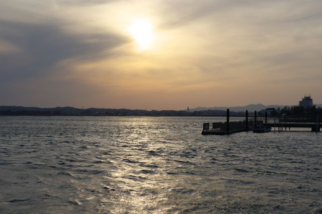 太陽ときらめく水面の美しさが印象的です。