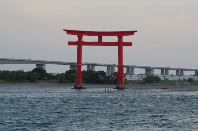 鳥居の正面へ。