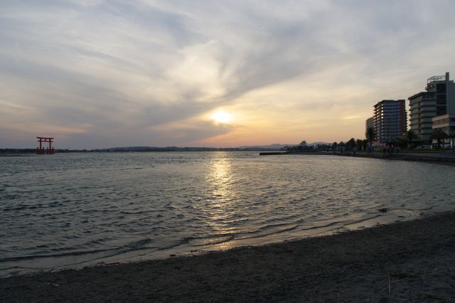 砂浜の端の方へ。カーブした砂浜と太陽の光の筋。