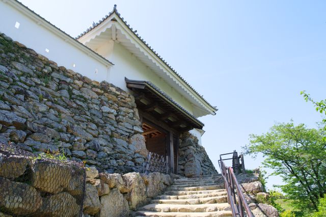 天守門へ階段を登ります。