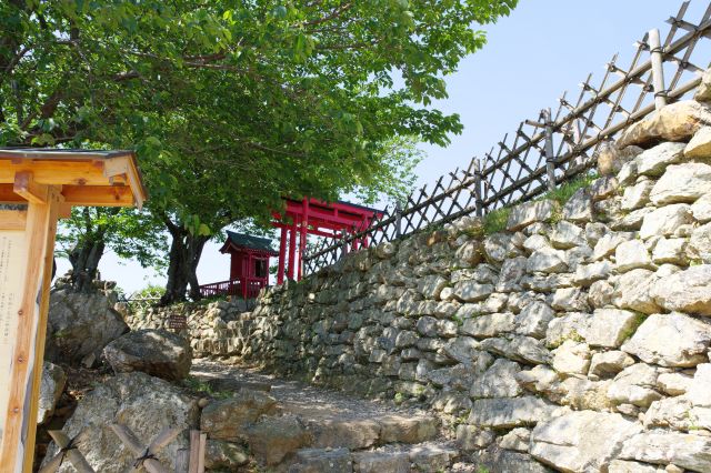 右上にある神社（調査中）。