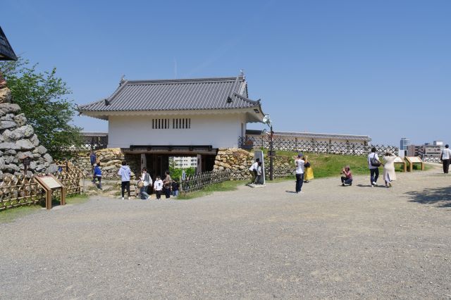 天守曲輪の広場の様子。人が多いです。