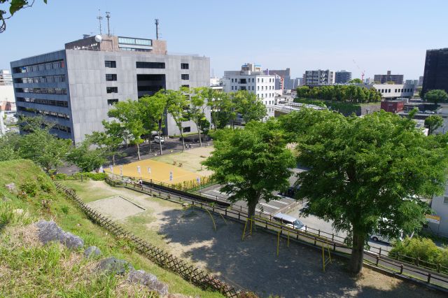 外側は市役所の建物が見えます。