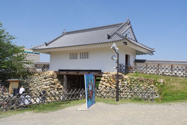 復元された天守門。横から入れます。