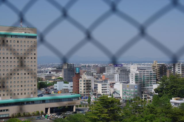 天気が良ければ北東のホテルの右側に富士山が見えます。