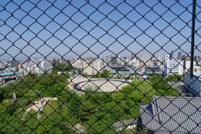 東側の眺望。「〇」が印象的な二の丸と市街地の風景。