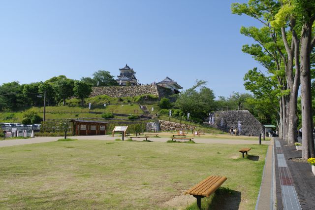 開放的な南広場から望む天守と天守門。