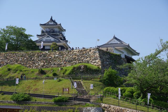 2つの主要建物の天守と天守門。