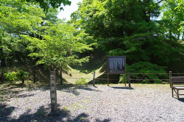 本丸と二の丸の間に空堀があります。