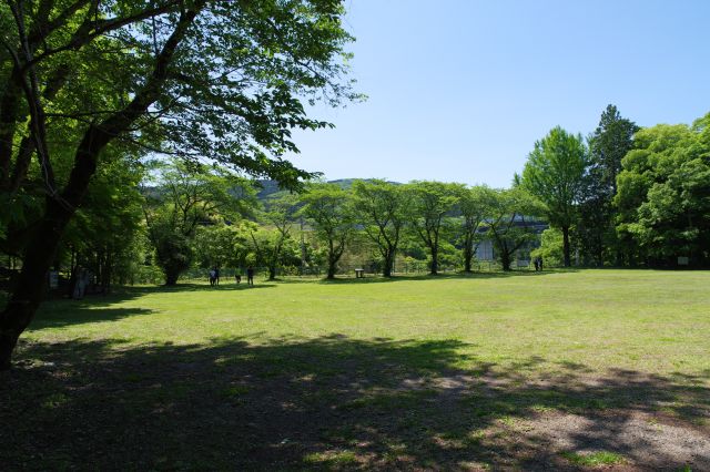 本丸の広場は開放的。自然の香り、水分のある空気感、静かで鳥の声とそよそよ音、緑の自然が心地よい。