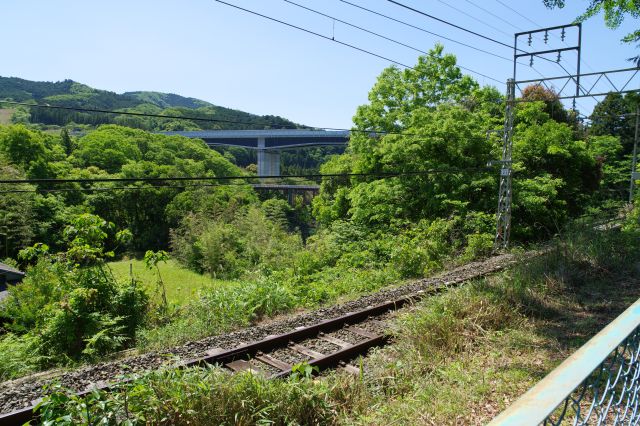 川の合流地点方面。新東名高速道路が見えます。