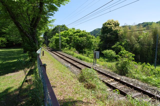 線路、川の上流方向。