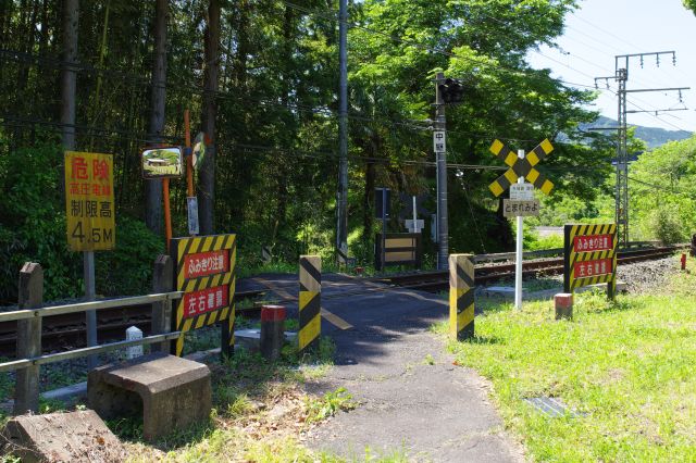 飯田線の踏切は遮断機がなく緊張感。