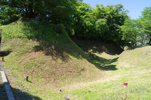 右手には空堀と土塁。