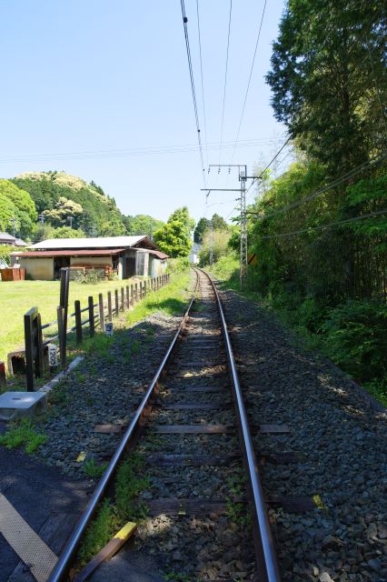 飯田線の辰野方面。近くに長篠城駅があります。