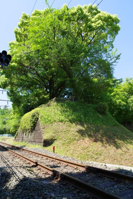 線路で土塁を切られたような形です。