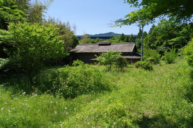 草道を進むと古い建物が見えてきます。