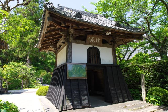 左側の東門（旧鐘楼堂）は一番古い約400年前の建物。