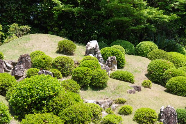 庭園中心にある守護石。