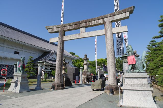 戻って左側の通路へ。神社ではありませんが鳥居があります。