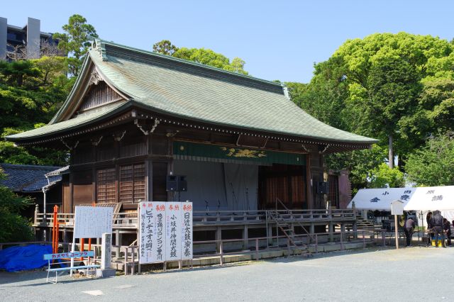 左側にいくつか建物が続きます。