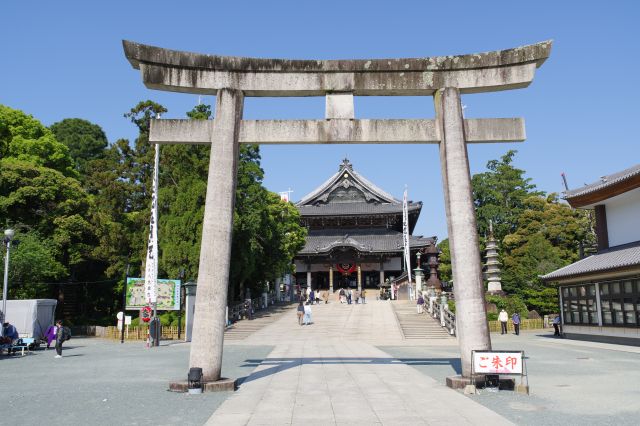 ２つ目の鳥居へ、こちらも大きなものです。