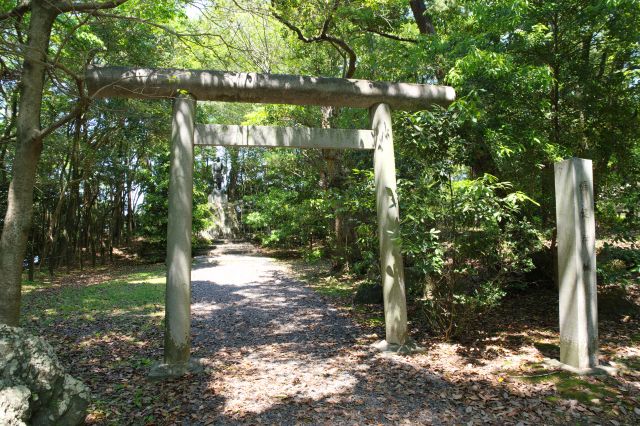 奥には弥健神社があります。