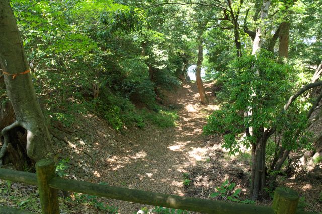 空堀の北側、そのまま豊川へと開いています。