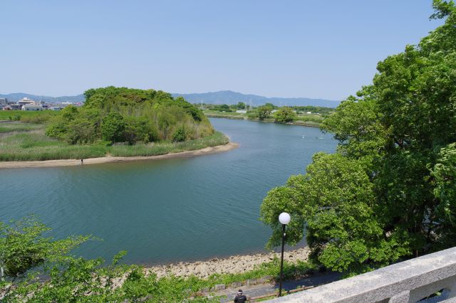 テラスのような展望台からカーブする豊川を望む。