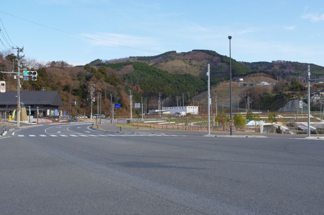 震災被害を受けた今は静かな町、シーパルピア女川から国道沿いを南下します。