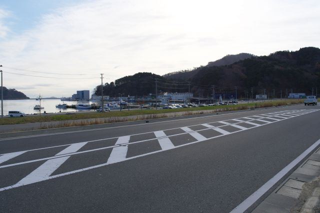 女川湾と港。