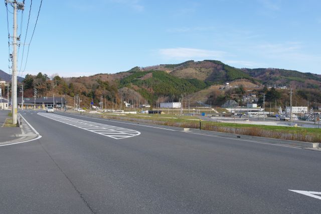 新しく舗装された道路、車がたまに走る静けさ。