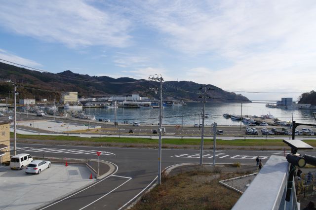 町を襲った女川湾方面を望む。