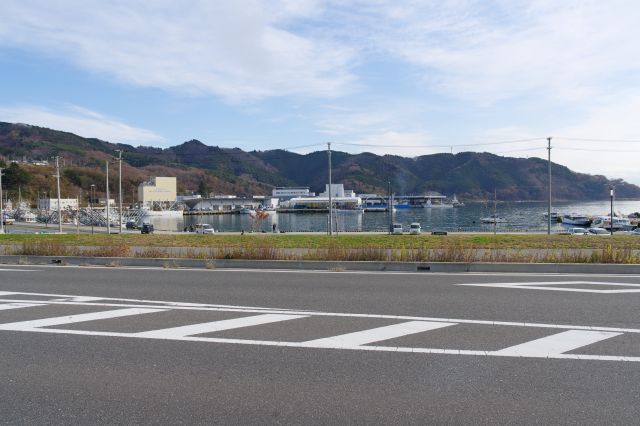 静かな海沿いの道路。