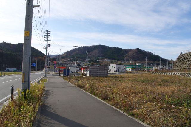 空き地と新しい建物が一帯の被害を想像させます。