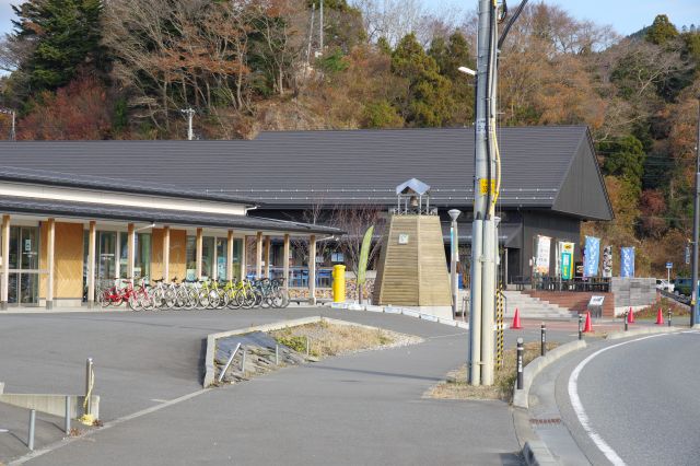 女川駅からまっすぐ続く、復興を象徴する施設です。