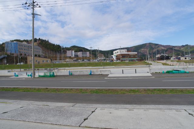 内陸側の様子。空き地や再建された新しい建物。