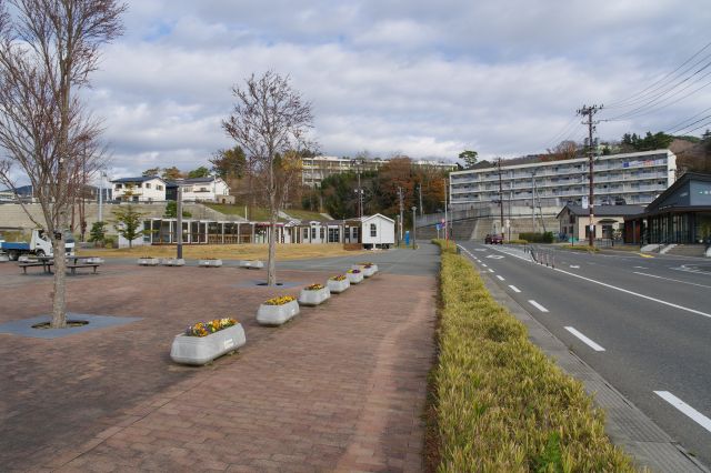 一帯が再建された町並み（右側）。