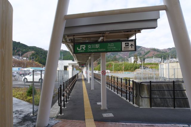 駅のホームへ。そのまま真っすぐ伸びる1面1線です。