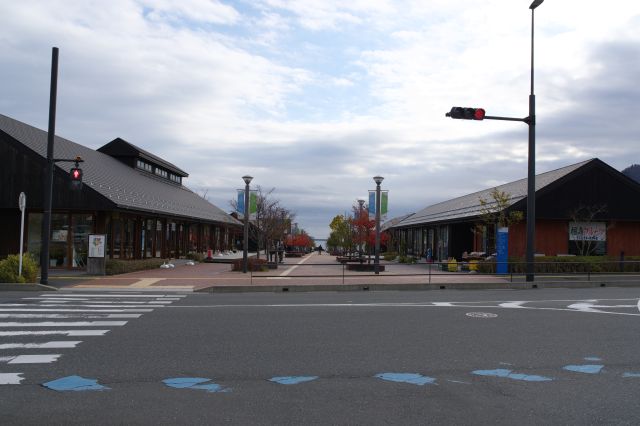 駅の正面には「シーパルピア女川」が伸びています。