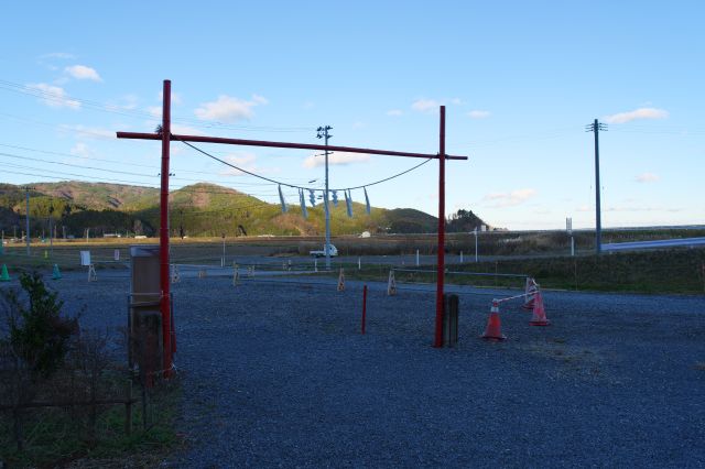 背後、一帯は東日本大震災の津波で被害を受けています。