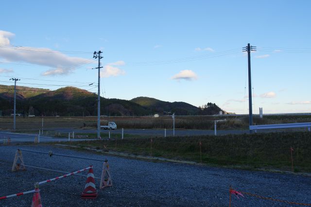 静かな広い空き地、震災の被害が偲ばれます。