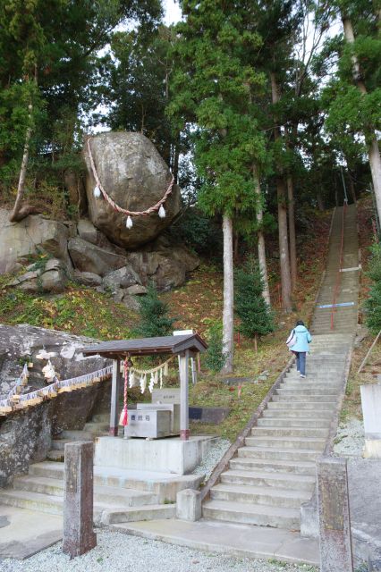 脇にある階段を登ります。