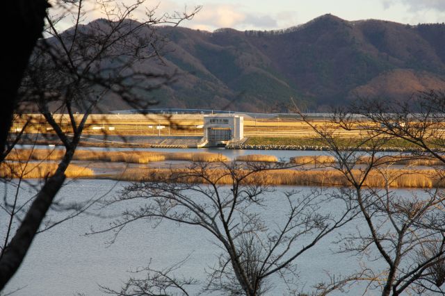 水門や堤防や広い空き地が広がる光景。