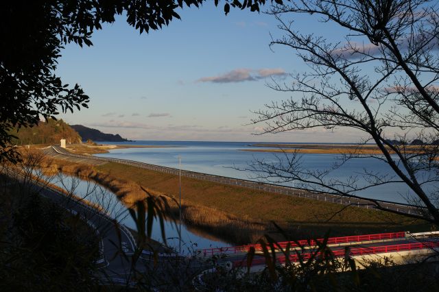 この広い川を遡上した津波、その悲劇に想いを馳せる。