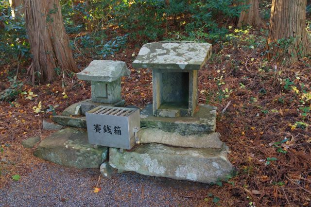 左側にある祠。