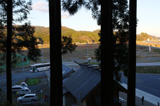 神社周辺の広い土地が広がる。