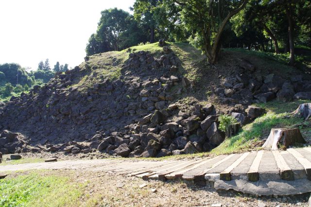 左には南曲輪の石垣。野面積みですが関東大震災で崩れています。