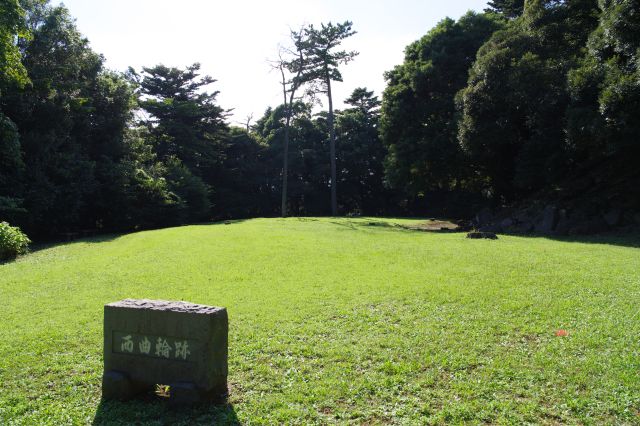 奥には西曲輪の広場があります。