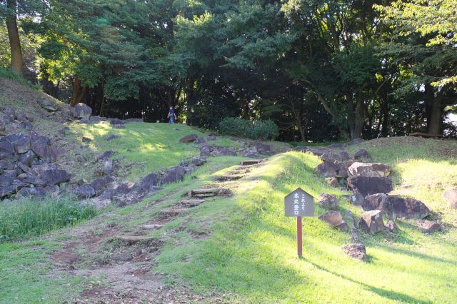 本丸登口、石の階段を登ります。